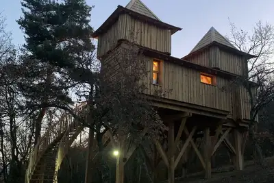 Image de Château dans les arbres pour couples avec Jacuzzi privatif