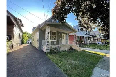 Image de Lovely 3 bedroom rental unit. Comfy new furniture.