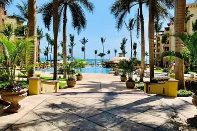 Image de Stunning, 4300 Sq Ft + Ocean-Front Penthouse with Private Spa & 180 views!