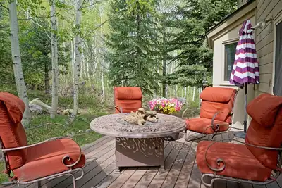 Image de Hike from Home - Gas Firepit, Grill, Stream, & Forest in Backyard
