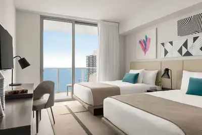 Image de Travel Destination! 2 Relaxing Units, Kitchen, Pool, Walk to Hallandale Beach