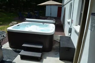 Image de Hot Tub, Firepit, Fireplaces, Grills & Game Room