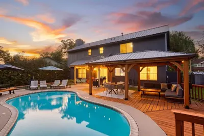 Image de Timeless-Texas-Inn • Heated Pool Oasis • Lux Vibe