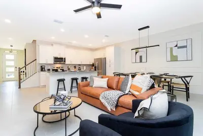 Image de 5 Bedrooms, 4. 5 bathrooms Townhouse