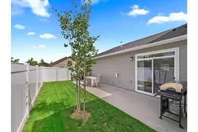 Image de Park-adjacent townhouse walking distance to river