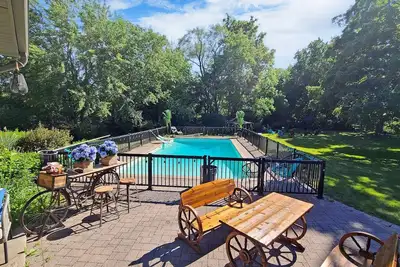 Image de Niagara Chalet with pool (Strictly No Party)