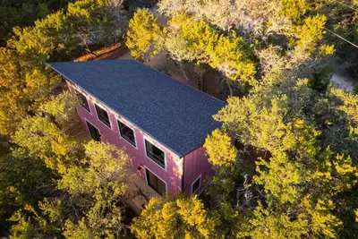 Image de Pink house with outdoor tub under Wimberley stars