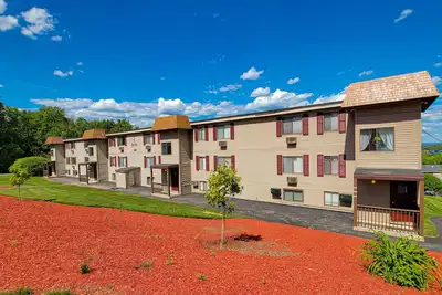 2br Getaway in the Heart of the Lakes Region