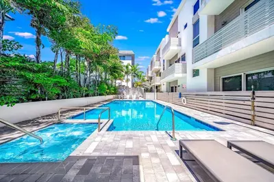 Image de Pool+Hot Tub+Sauna+Gym! 1 Minute Walk To Beach!