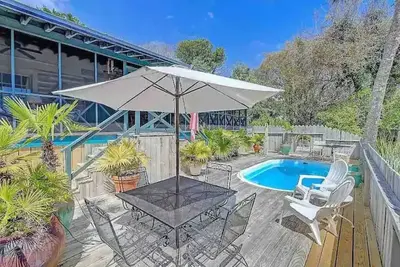 Image de Happy Landing, cheerful two bedroom cabin w/ pool