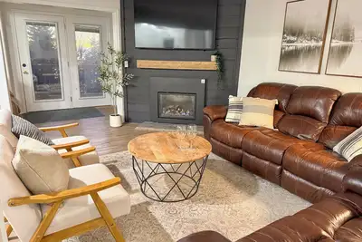 Image de 5 min walk to village and slopes! Peaceful 3 Br 2 Bath retreat