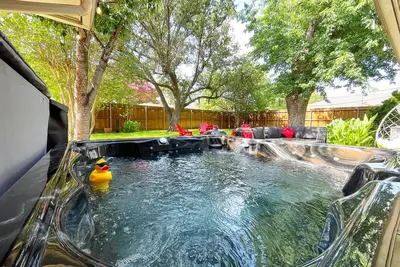 Image de Spacious & Serene  w/ Hot Tub + Arcade + Ping-Pong + Fire Pit