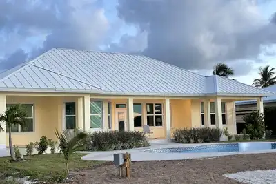Image de Newly Remodeled Home with Pool on the Harbor with a Beach view an a 22x40 dock.