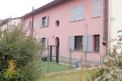 Image de Apartment overlooking the garden.