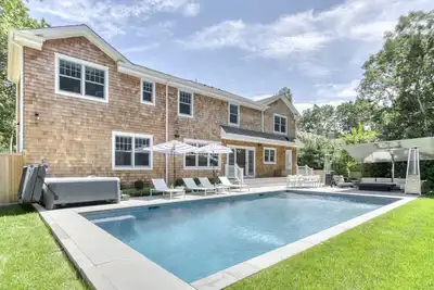 Image de East Hampton Lux Home -10 min to Bay or Beach, 5 min to town!