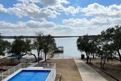 Image de Lakefront Retreat with Pool, on site Private Boat  Ramp and  2 slip dock.