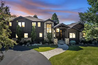 Image de Bend Luxury Escape: Mountain Views with Hot Tub, Sauna & More!
