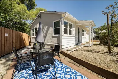 Image de Entire mid-century modern 1/1 house with garage