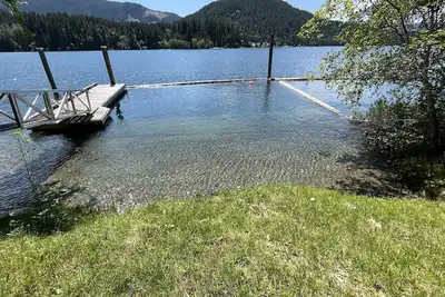 Image de Beautiful lakefront house with private dock
