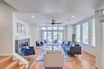 Image de Oceanside Home w/ Rooftop Patio - Steps to Beach!