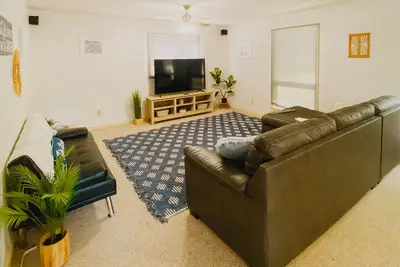 Image de Home 0. 2 miles from boat ramp with game room!