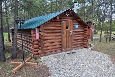 Image de Cozy dry cabin with ( fireplace and campground/fire.