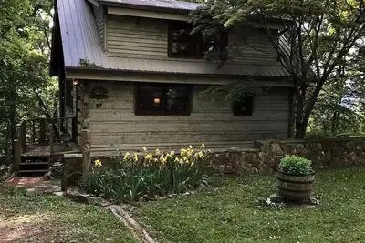 Image de Red Bird Roost - Cozy log cabin on the Brow steps to downtown and Brow Park