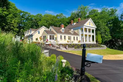 Image de 1790 Historic home on the Narramissic River in Orland Village