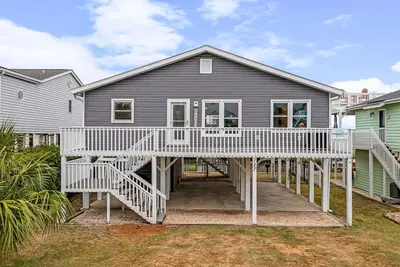 Image de \"Sierra Hotel\" - is a 3 Bedroom, 2 bath Sf House, Located on Canal with Floating Dock, Pet Friendly