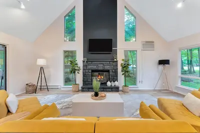 Image de Modern Poconos Escape - Hot Tub, Fire Pit, Games!