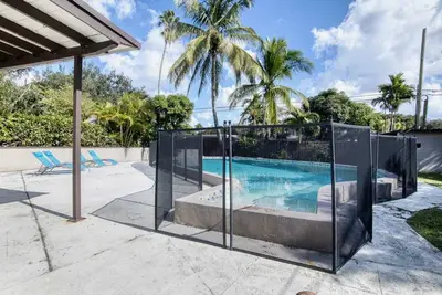 Image de Three bedrooms two bath close to Miami International airport.