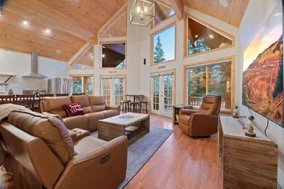 Image de Pet Friendly | Ev Charger| Zion/Bryce Hub | Fire-Pit & Games