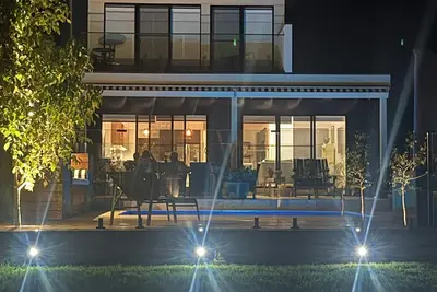 Image de Island Lakeside Retreat central to town