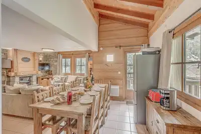Image de Chalet Joséphine à Tignes - 108m² avec jacuzzi, 5 ch. et 5 sdb, proche remontées mécaniques et village