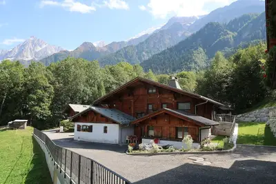 Image de un vrai petit bonheur 200m du centre village vue sur la chaine du mt blanc