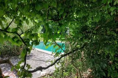 Image de Belle maison familiale en pierre avec piscine