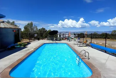 Image de Hacienda Roja - The Juniper #5 at Wind Walker Homestead, Sleeps 8