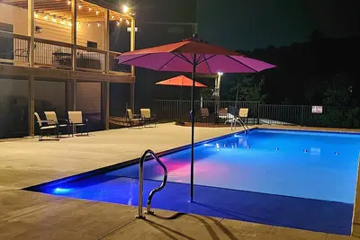 Image de Pool Opens March 10! Private Pool, Hot Tub, Arcade & more!