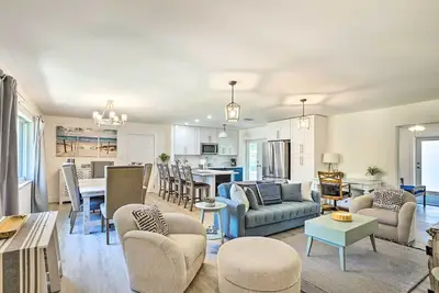 Image de 3 Mi to Ocean: Home w\/ Backyard in Boynton Beach!