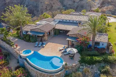 Ultra Private Villa w/ Open Floor Plan, Premium Bedding, & Big Ocean View. Daily Butler Included