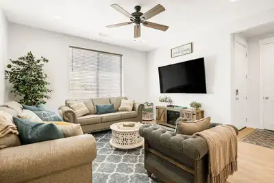 Image de Aqua Farmhouse - Pool Table, Pickle Ball, Scooters, Family Fun! Dog Friendly.