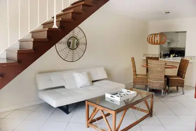 Image de Your Relaxing Getaway Awaits! 2 Modern Rooms, Full Kitchen & Living Room, Pool