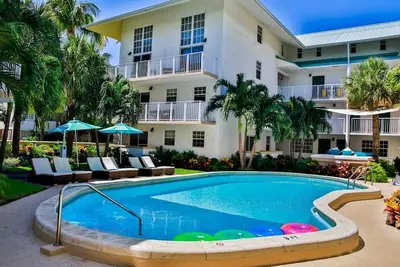 Image de Private Beach Access! 2 Spacious Suites, Living Area, Kitchen, Outdoor Pool