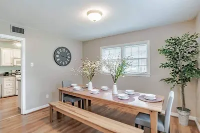 Image de Near Midtown, Highways, Downtown! Bel-Air Bungalow