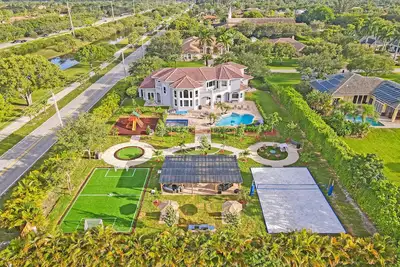 Image de Luxury 8-Br with Pool, Basketball & Volleyball