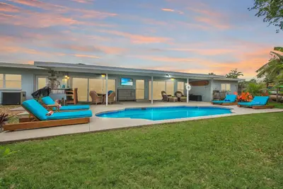 Image de The Surf Shack-6 Bdrm-3 Ba-Walk to Beach-Bike- Pool-Family Friendly-New Kitchen