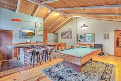 Image de 🌲🩴 Your own lodge in town yet private & spacious with game room & hot tub - Trail to Beach