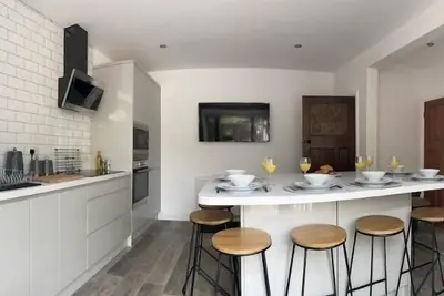 Image de Modern Refurb *Free Parking*Racecourse* A1 & M18.
