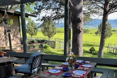 Image de Gorgeous mountain views, idyllic ranch setting