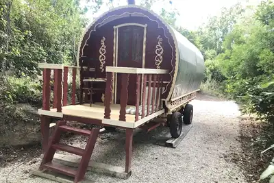 Image de Charmante Roulotte Irlandaise avec jacuzzi à 10 min de Cannes